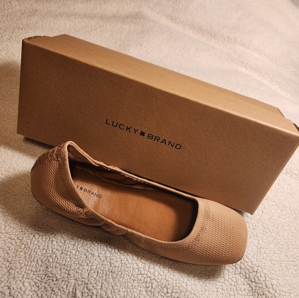 New In Box Lucky Brand Taupe Flats with Memory Foam size 8.5